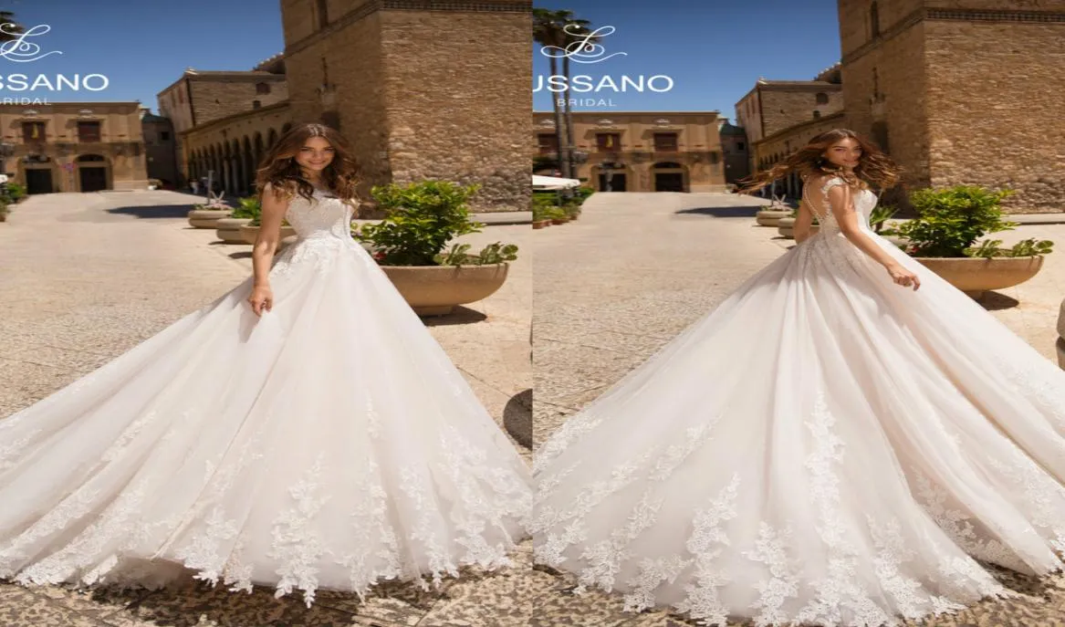 Lussano 2019 Abiti da sposa da spiaggia Gioiello Collo A Line Sweep Train Abito da sposa Boho Appliques Maniche ad aletta Abiti da sposa bohémien Cus1892823