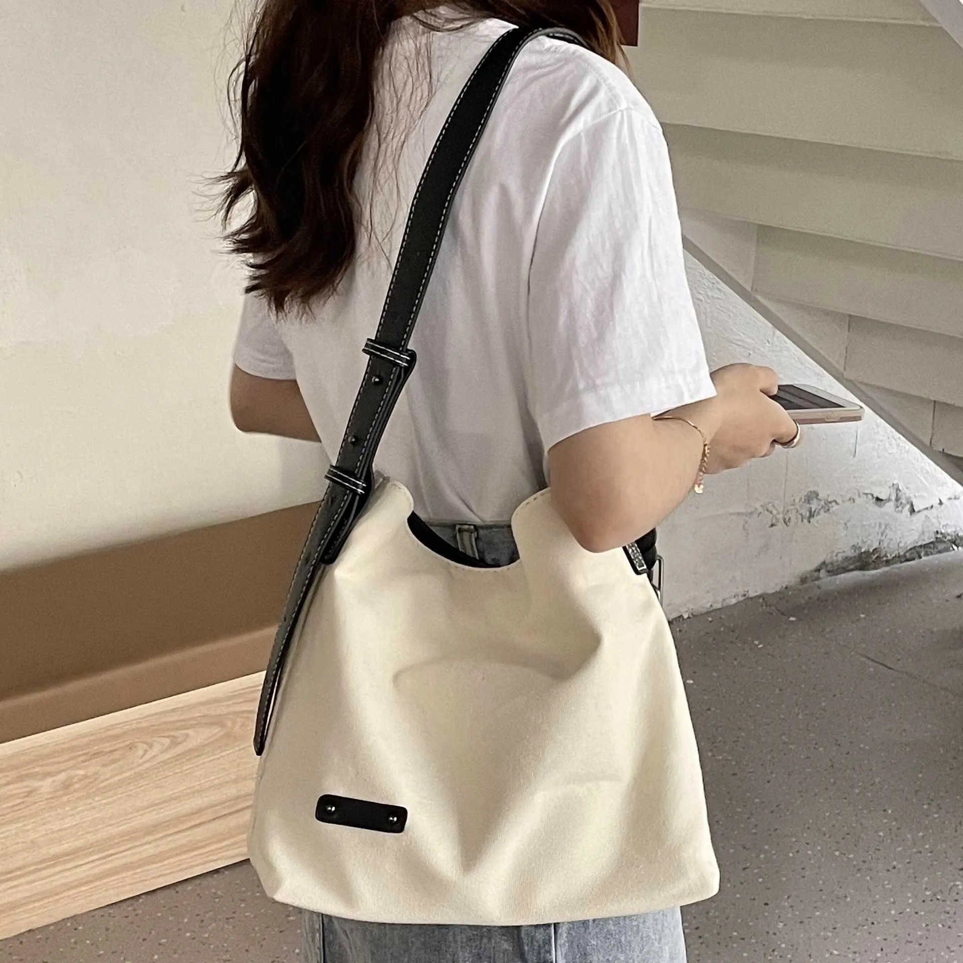 Japon Corée du Sud nouveau sac à bandoulière femmes Instagram mode sac en toile décontracté simple et tendance grande capacité sac mère et enfant marée 240315