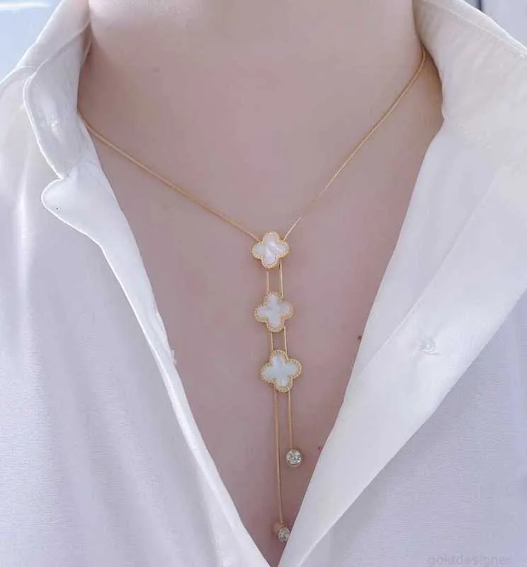 Collier de créateur en acier titane haut de gamme, coquille noire et blanche, trois fleurs, collier à pompon d'herbe porte-bonheur, version coréenne plaquée avec or véritable 18 carats, catégorie simple qui ne se décolore pas