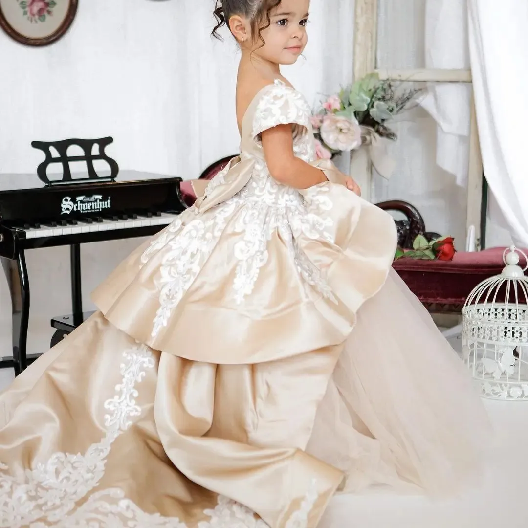 Chamggne Flower Girl Dress Princess A Line Cap Sleeve Tier Ruffle kjol med stora bågsapplikationer Satin Sweep Train Toddler Girls Birthday Party klänningar