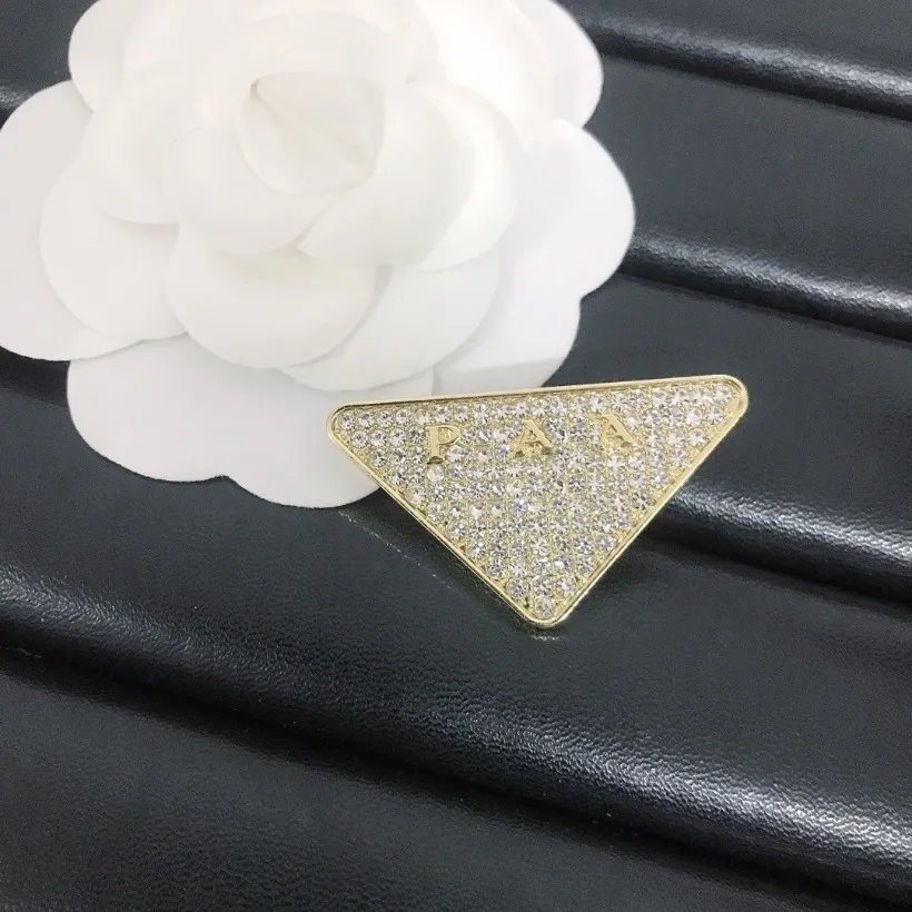 Spilla classica triangolare con diamanti Stile moda Spille con ciondoli placcati in argento Boutique di primavera Abbigliamento Spille in metallo Compleanno Matrimonio Accessori di gioielli di lusso