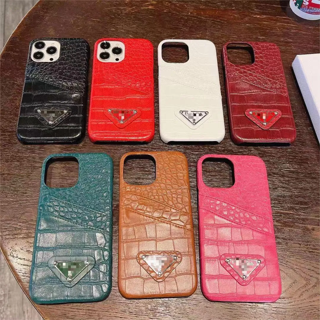 iPhone 15 Pro Max 13 Pro 12 14 Pro 11 X XR XSMAX 8Plus、Crocodile Leather Stylish Design、Leather Design Phone Caseケースのトライアングルネームプレート電話ケース