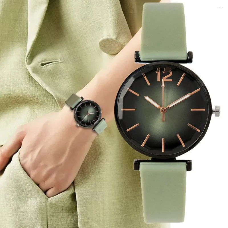 Orologi da polso Orologio da donna al quarzo con quadrante nero semplice sportivo alla moda da donna Orologio casual da donna con cinturino in silicone verde 2024