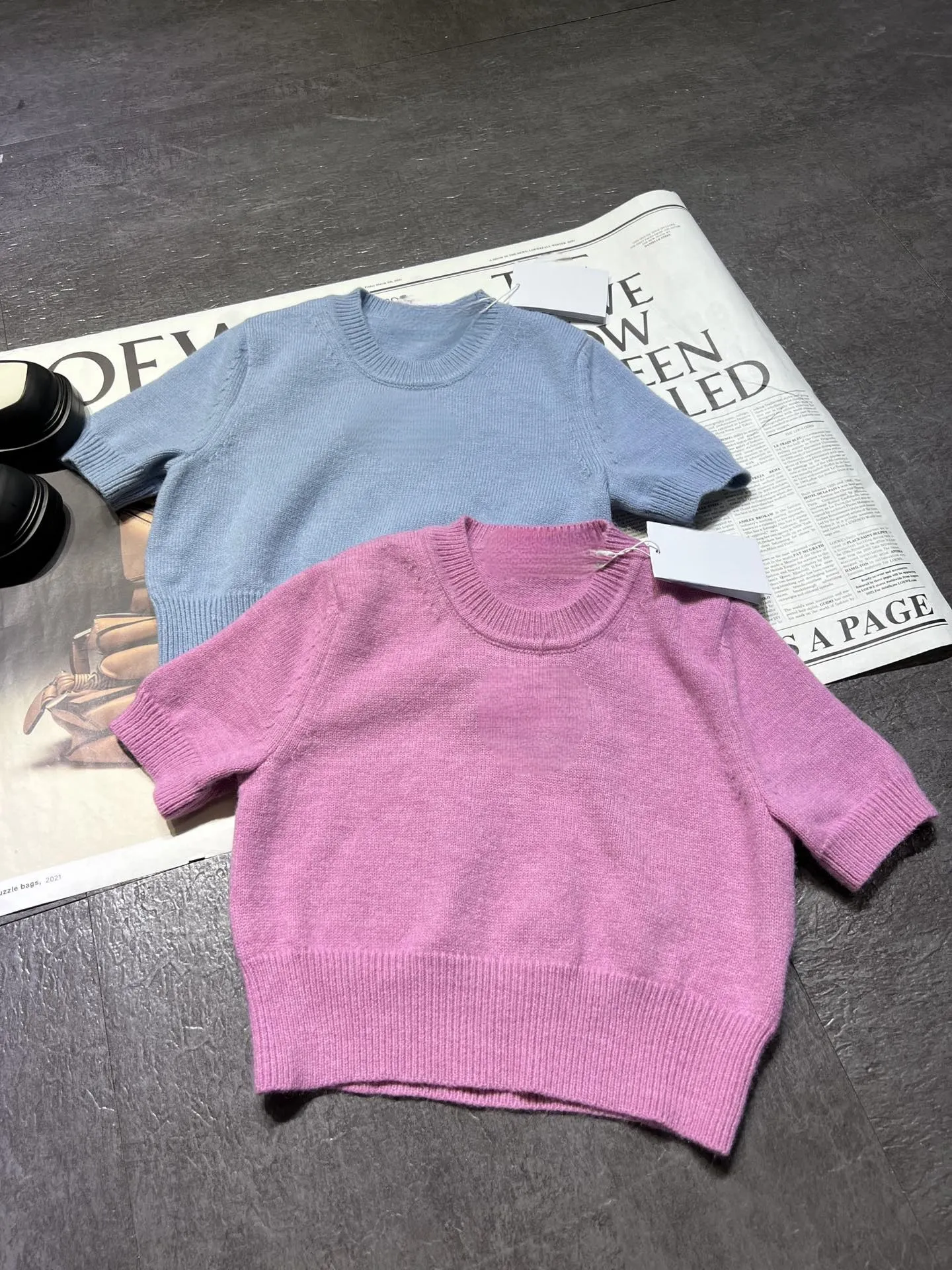 Le pull en laine à manches courtes pour femme est un style d'été qui ne chauffe pas et qui offre une excellente respirabilité.