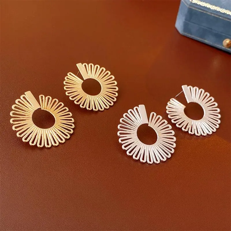 Orecchini pendenti KAITIN Girasole cavo per le donne Orecchino a bottone semplice in metallo di lusso Regalo versatile per feste all'ingrosso di gioielli di moda