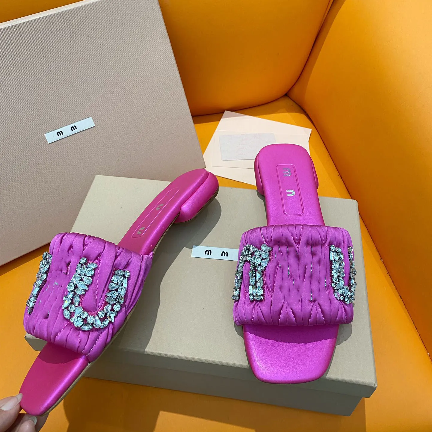 Top Luxe sandaalpantoffels Designer Fashion Slides voor Dames Schapenvacht Grote diamantmarkering Zomer Platte flop Zomer Shoal Vrije tijd Indoor Complete set accessoires