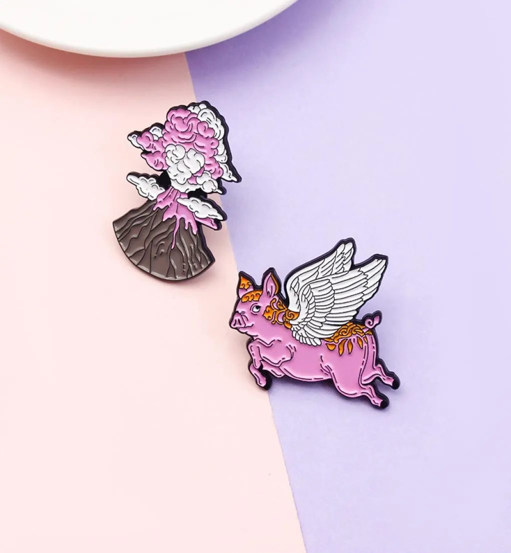 Pink Pet Pig Emalj Brosch Volcano Eruption Lapel Pin White Angel Wings Lovely Animals Creative Jewelry Custom Badge2045656