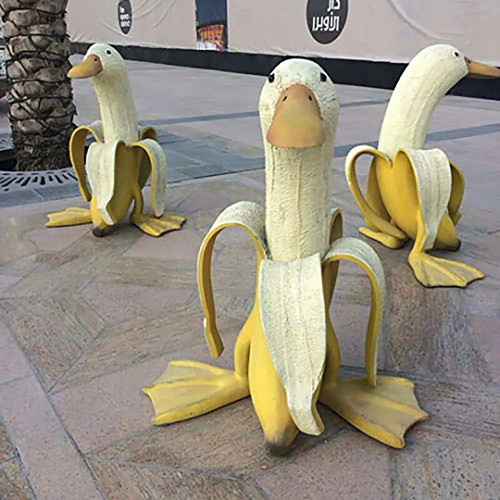 Sculture Anatra di banana Decorazione creativa del giardino Sculture Cortile Ornamento vintage Statue per la casa Simpatico e stravagante artigianato di anatra di banana sbucciata