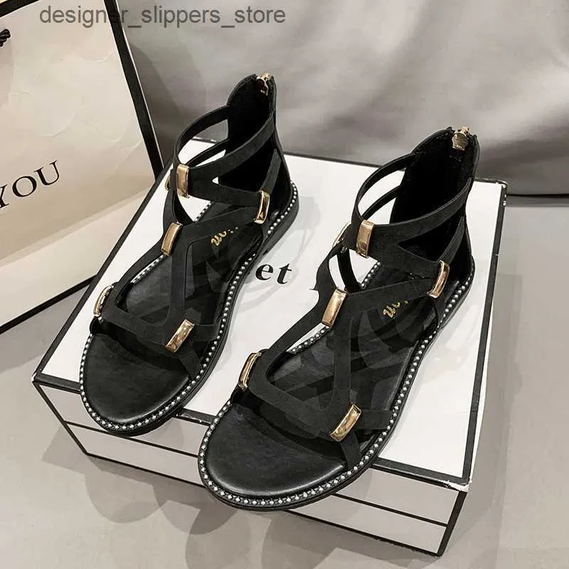 Sandals 2024 Summer New Fashionable and Minimalist Metal Flat Bottom Cross Buckle Wrap Root Comfortable Back Zipper Roman Sandals Q240314