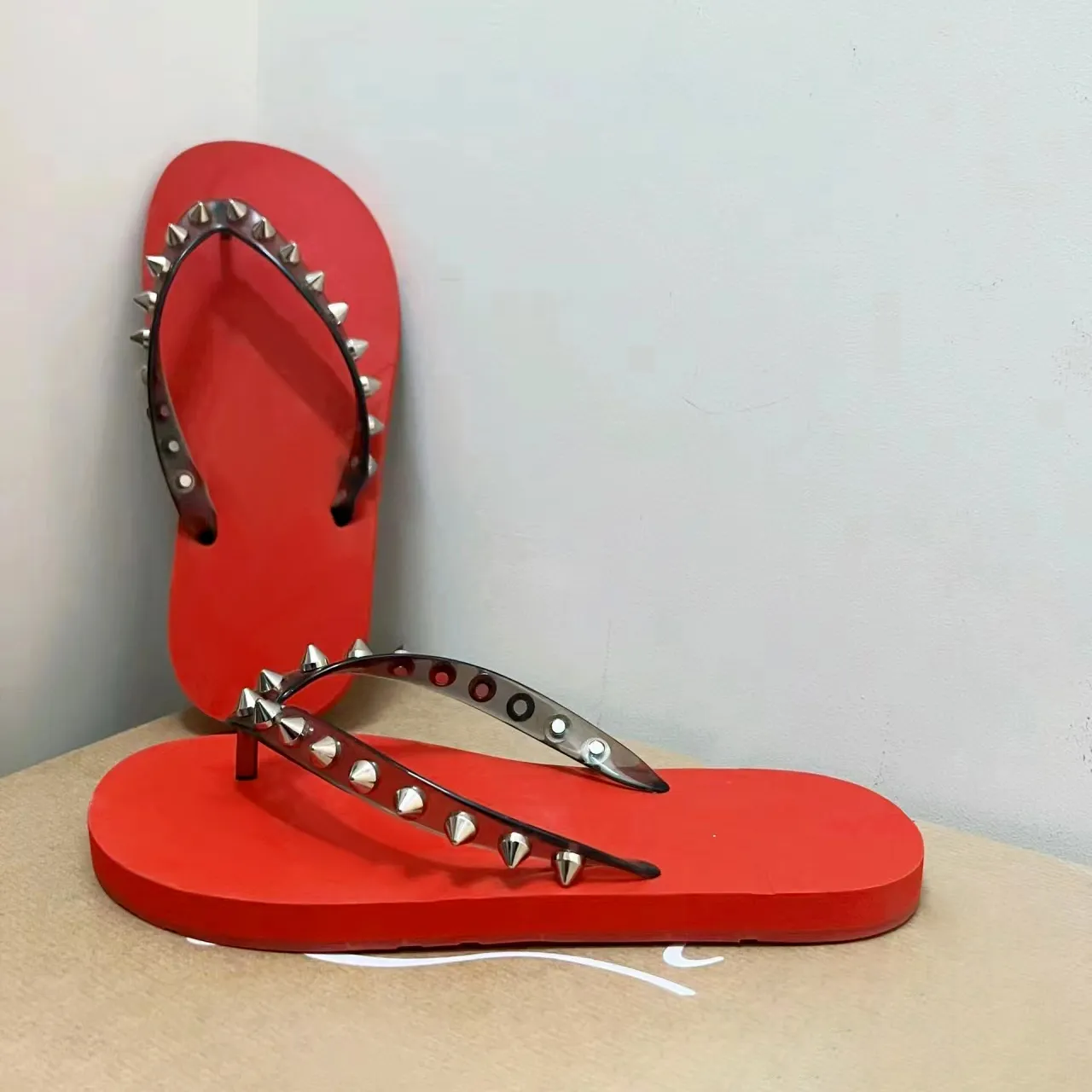 Flip sportivi di alta qualità Flip estivi da viaggio in spiaggia Slide Womens Red Black Slipper Designer Sandalo Casualmente Scarpe Flat Flat Piscina Piscina Slider per esterni Lady