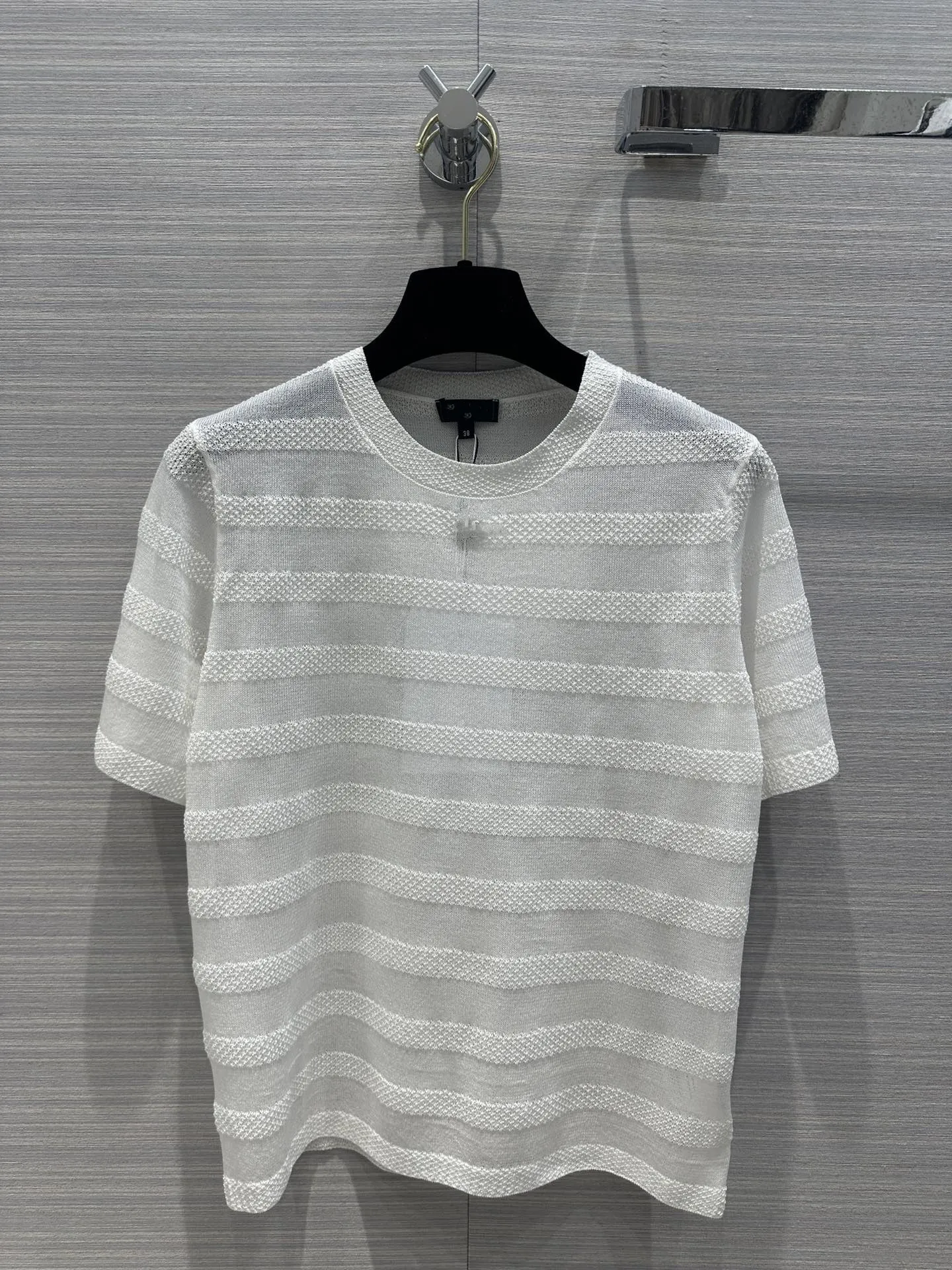 同じスタイルの女性の白いシャツ2024新春夏oネック半袖ファッション滑走路Tシャツデザイナートップス