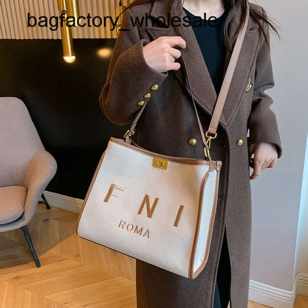 Top Designer Fashion Bag Fashion Trend Big Bag Handheld Single Shoulder Oblique Straddle Womens f Bucket Red Book Texture Wtern Style bag