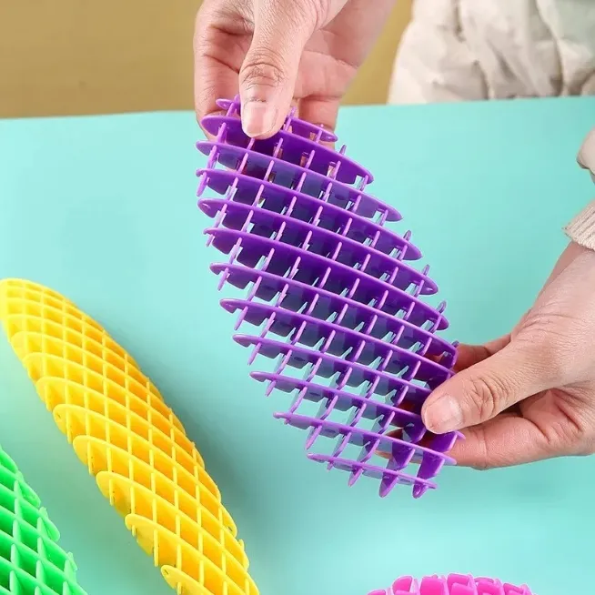 Zintuiglijke vervormbare plastic granaatscherven decompressie worm speelgoed fidget worm kleine aardappel palm spelen knijpen leuk stress speelgoed c001