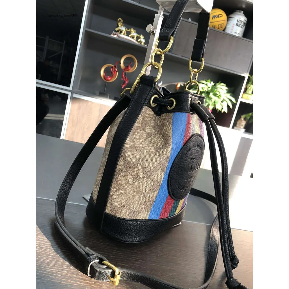 Stijlvolle handtassen van topontwerpers Nieuwe mode damestas Veelzijdige Wtern-stijl Wateremmer Populair Eenvoudige print Casual Crossbody met één schouder