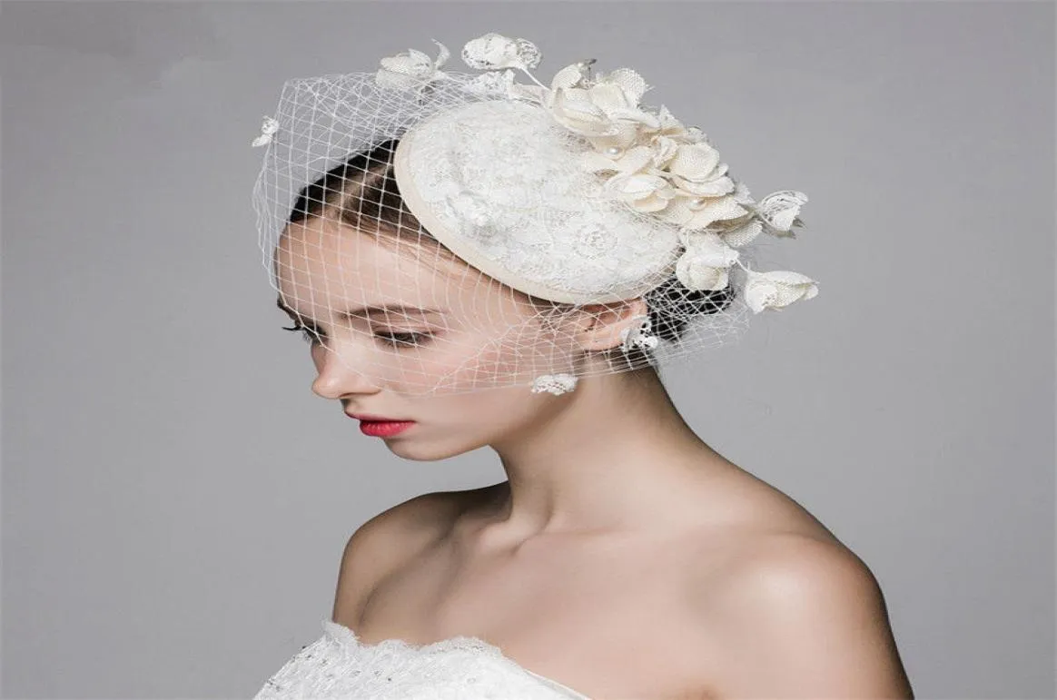 Högkvalitativ vacker fågelburkyrka Derby Cocktail Wedding Bridal elfenben Blommor Pillbox Hat Veil Cap Band Headpiece Fascinator1225880