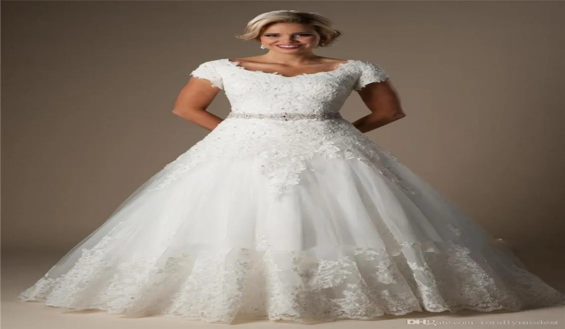 Ballkleid aus elfenbeinfarbener Spitze, schlichte Brautkleider mit kurzen Ärmeln, Kappe, Perlen, V-Ausschnitt, Flügelärmel, Prinzessin, Brautkleider, Gürtel, Hochzeit Go1082075