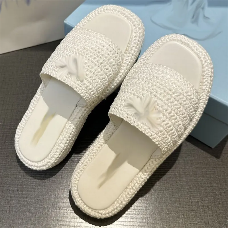 2024 Novo Prad Triângulo Palha Weave Chinelo Sandália Plataforma Ráfias Chinelos Designer Mulher Mens Verão Salto Liso Casual Flip Flops Ao Ar Livre Piscina Sliders Praia Sapato