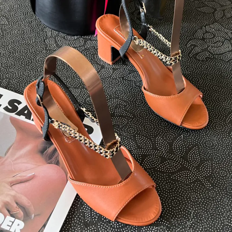 Kadın tasarımcı elbise ayakkabıları tıknaz zincir sandaletler ayarlanabilir ayak bileği tokası metal parlak sandaletler düğün parti ayakkabıları