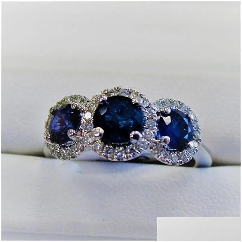 ウェディングリングクラシックカクテルジュエリー925 Sterling Sier Three Stone Blue Sapphire CZ Diamond Gemstones Party Women Engagement Ban DH63E