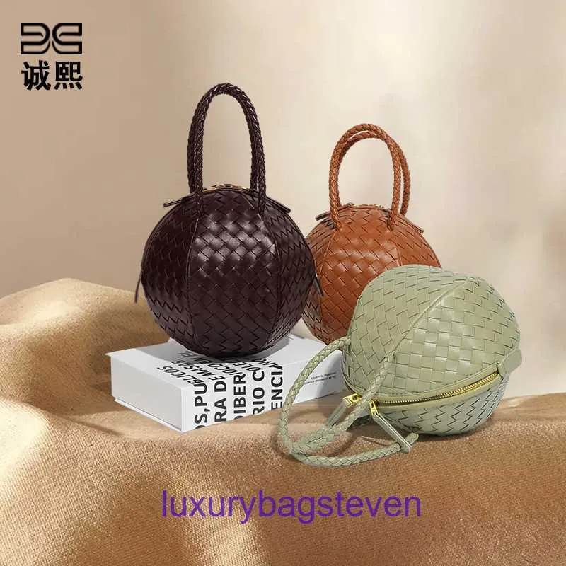 Factory Outlet Gros Bottgss Ventss Sacs fourre-tout à vendre Sac tissé à la main à la mode et créatif de poche de couleur unie petit rond avec un vrai logo BZDV