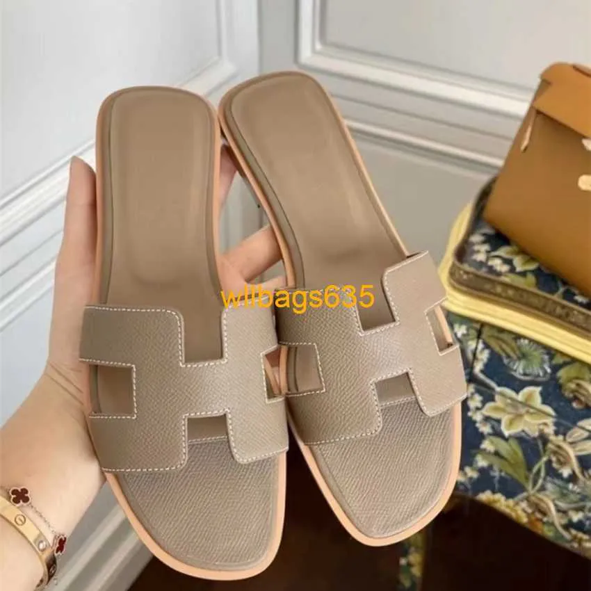 Oran Sandals Summer Leather Slippers 2024 Summer Slippers With Litchi Pattern Elephant Grey äkta läder Flat Bottom Slippers One Belt Ou har logotyp HBCL6W