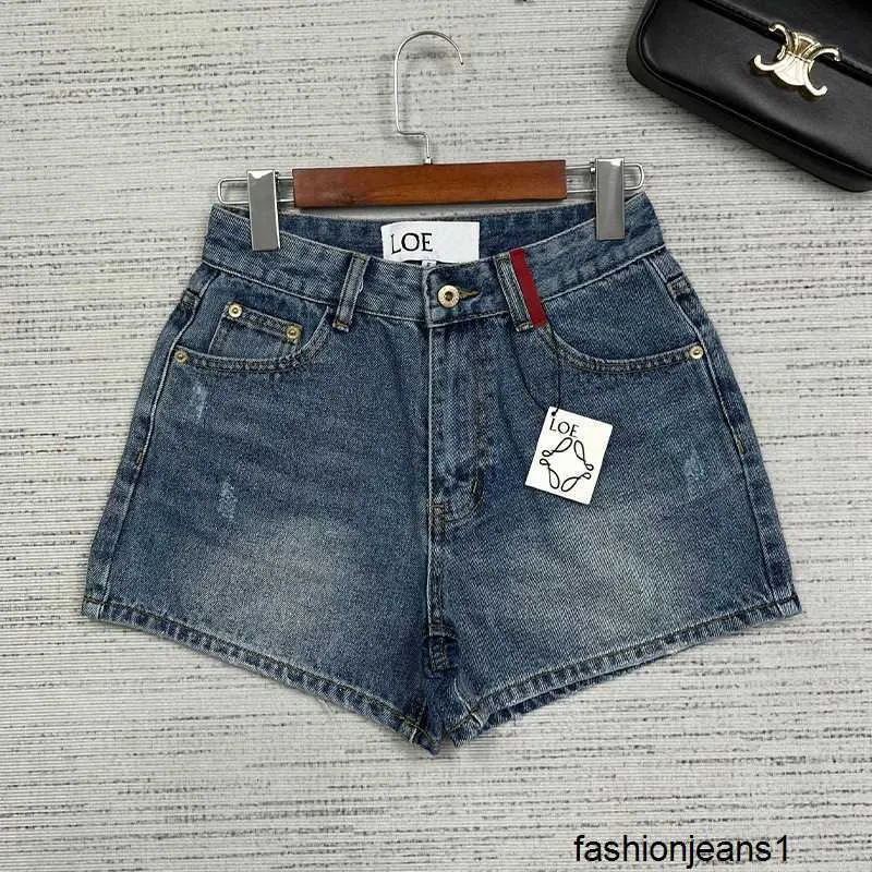 Damenjeans, hohe Version, 24 SS, Frühling und Sommer, neu, LOE * Taschentuch, besticktes rotes Leder-Logo-Design, hohe Taille, schmale Jeansshorts YMKT