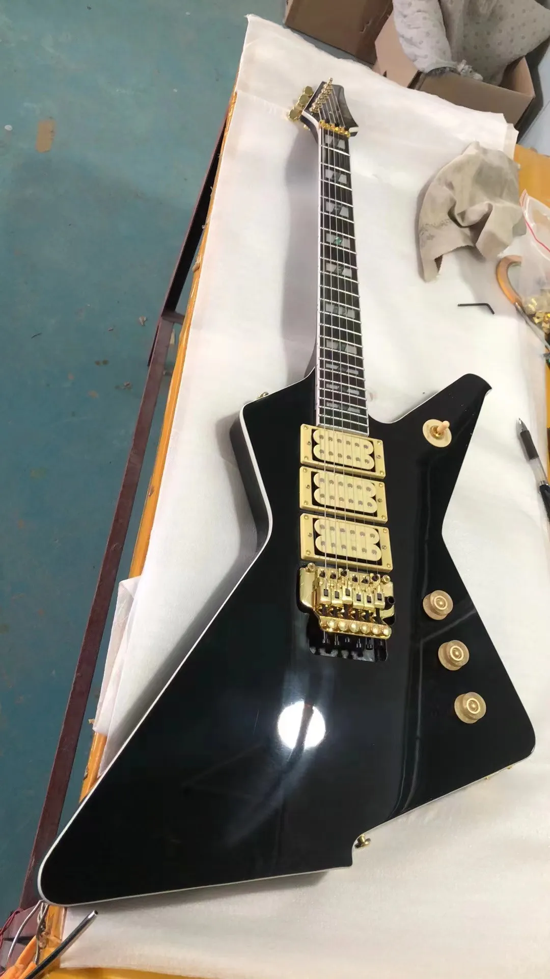 Seltene Destroyer Black Phil Collen E-Gitarre Floyd Rose Tremolo Bridge Gold Hardware Abalone Pearl Block Inlay 3 Pickups Finish Schwarz
