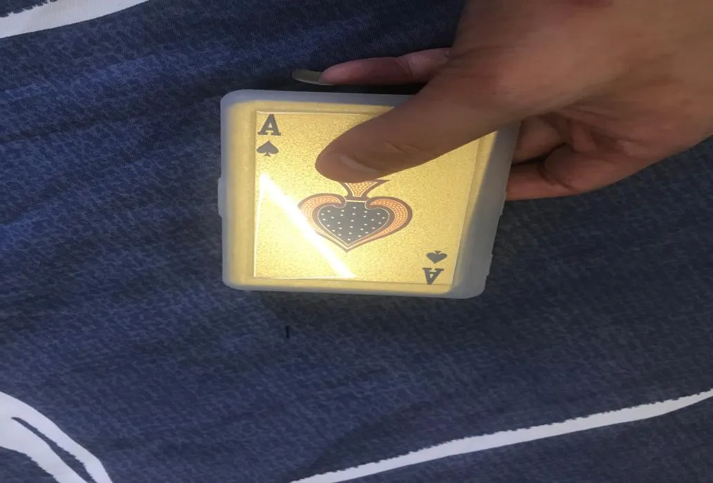 Fashion Personality Poker Spela Card Golden Frosted High Temperatur Laser Prägling Pet Waterproof Poker Keychain Pendant6925432