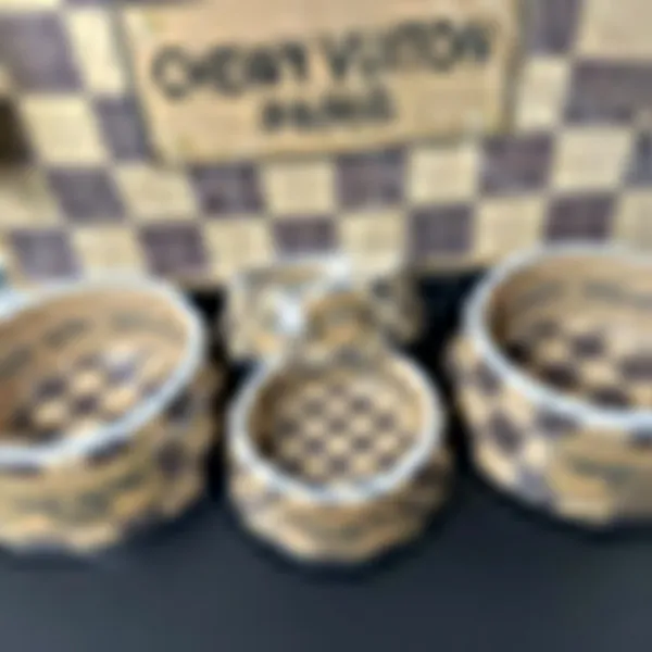 Designer Brown Checkered Pet Bowl Classic Letter Logo Cat Soundmaking Toys Meal Mat Water Bowl Pet Supplies Set