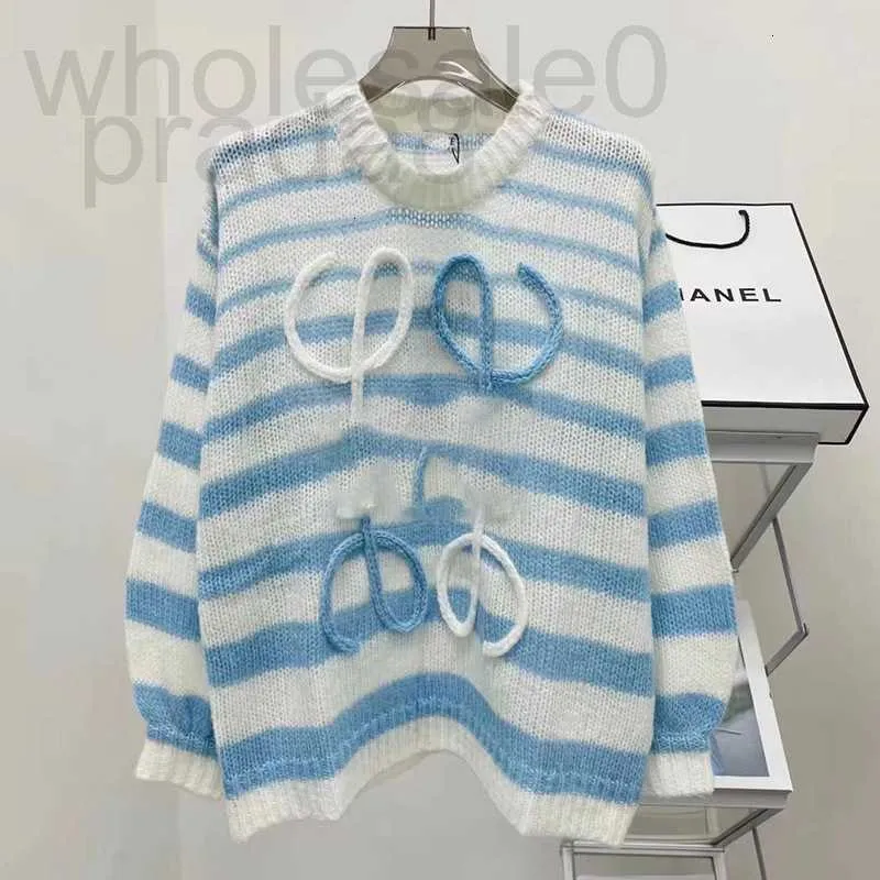 여자 스웨터 디자이너 디자이너 Loe 가을과 겨울 고급 느낌 캐주얼 나이 감소 파란색 흰색 줄무늬 중공 풀버 여자를위한 니트 스웨터 CFDE CFDE