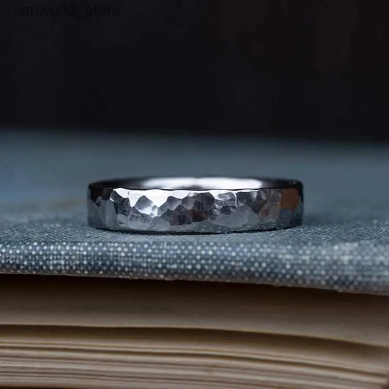 Alliances La bague à motif marteau en tantale pur est faite d'un matériau métallique rare résistant à la corrosion et constitue un cadeau original pour la Saint-Valentin Q240315