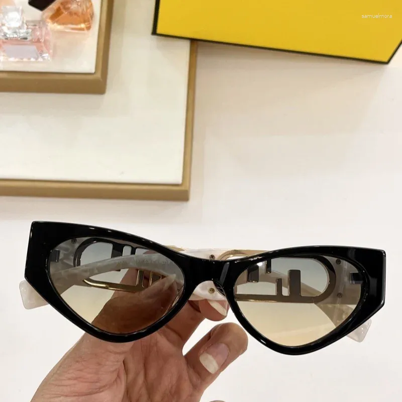 Solglasögon och mode oval för kvinnors vintage rivet dekoration varumärke designer högkvalitativ katt ögon svart