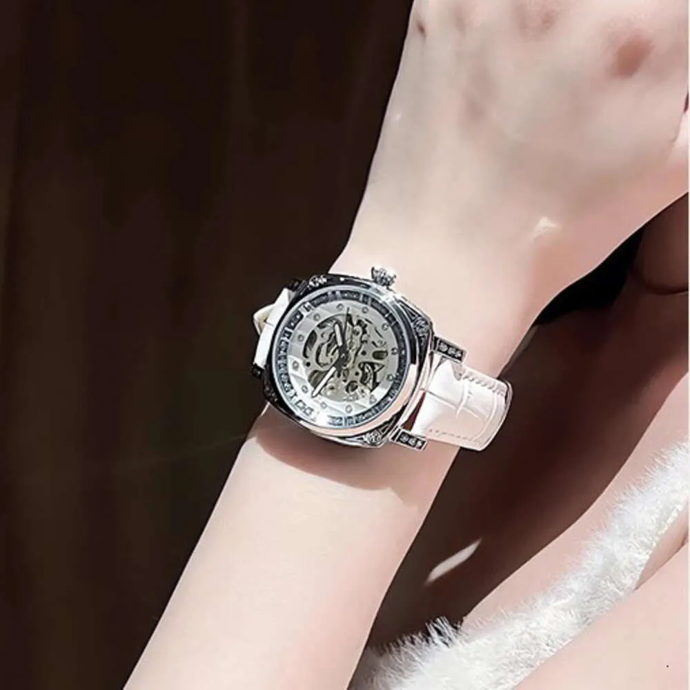 Montre à grand cadran de luxe à lumière mécanique automatique pour femmes bon marché, niche évidée haut de gamme tendance de la mode montre à quartz étanche nouveau modèle