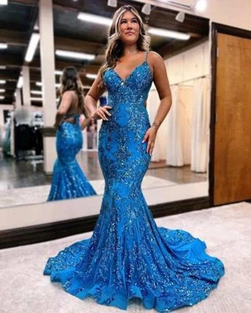 Fantastisk blå sequined sjöjungfrun prom klänningar sexiga rygglösa spaghettiband applikationer rufsar långa svarta flickor formella parti examen galaklänning bc18385