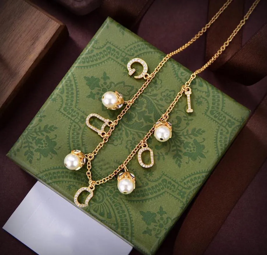 Designers européens et américains nouvelle lettre collier de perles accessoires de mode pour femmes bijoux pendentif collier pour donner aux mères pour offrir des cadeaux aux filles