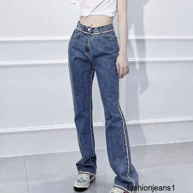 Jeans pour femmes Version correcte du pantalon à chaîne tissée en métal automne-hiver 23 de Xiaoxiangjia avec jean brodé à poche arrière double C FXQ4