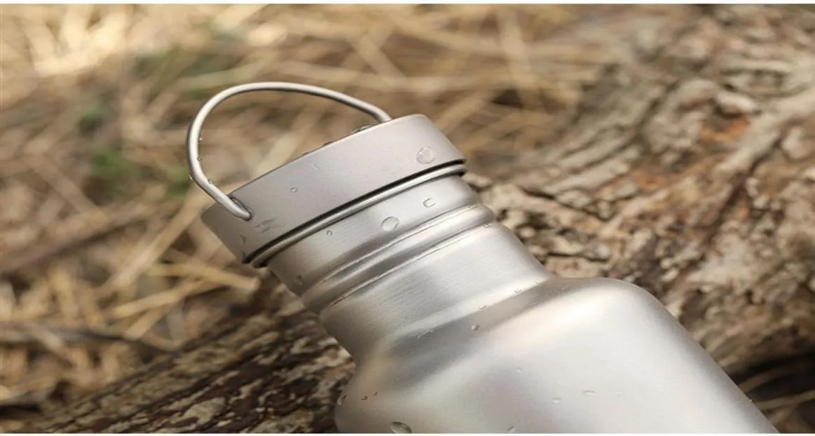 Excelentes productos de titanio para el hombre al aire libre, esta es una botella sostenible para acampar al aire libre y disfrutar de agua extra y bebida5384436