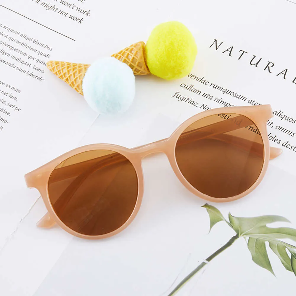 Koreansk version av fashionabla och minimalistiska barns geléfärgstrend, personliga solglasögon, strandglas som levereras