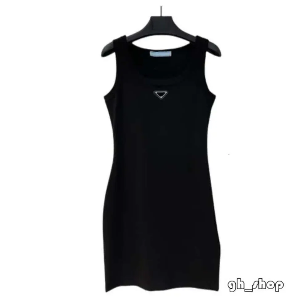 P-Ra Designer Abiti casual da donna Abiti estivi Marche di moda Top da donna Canotta Abito lavorato a maglia in cotone con scollo a U Senza maniche Solido Elasticità sexy Abito aderente 8410