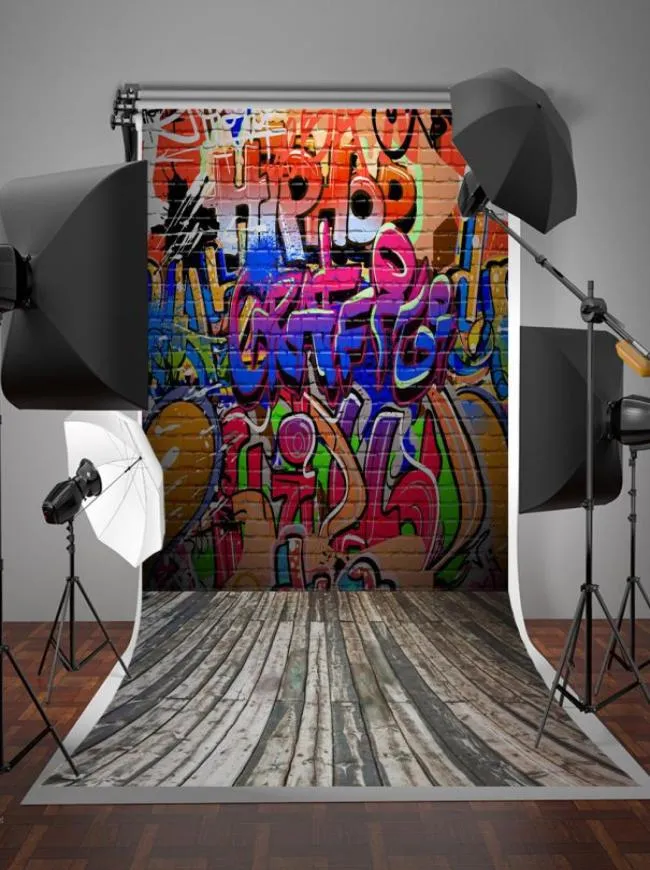 5x7ft150x220cm Graffiti-Wand-Pographie-Hintergrund, bunte Buchstaben, Backsteinmauer, Po-Hintergrund, grauer Holzboden, Kulissen9343239