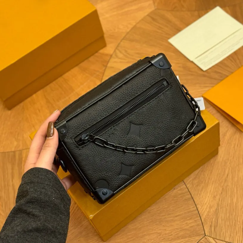 Mini yumuşak gövde tasarımcısı erkek kutu crossbody çanta yüksek kaliteli kabartma postacı deri zincir omuz kayışı erkek çanta omuz çantası m55702