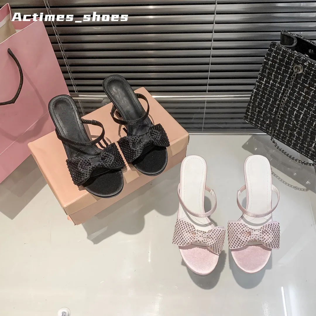 Obcasy projektanty obcasów na obcasie Sandały Sandały Designerskie buty Kobiety skórzane 8cm Sandałowy łuk dhinestone Mule Mule High Summer Beach Seksowne luksusowe buty ślubne z pudełkiem 34-40