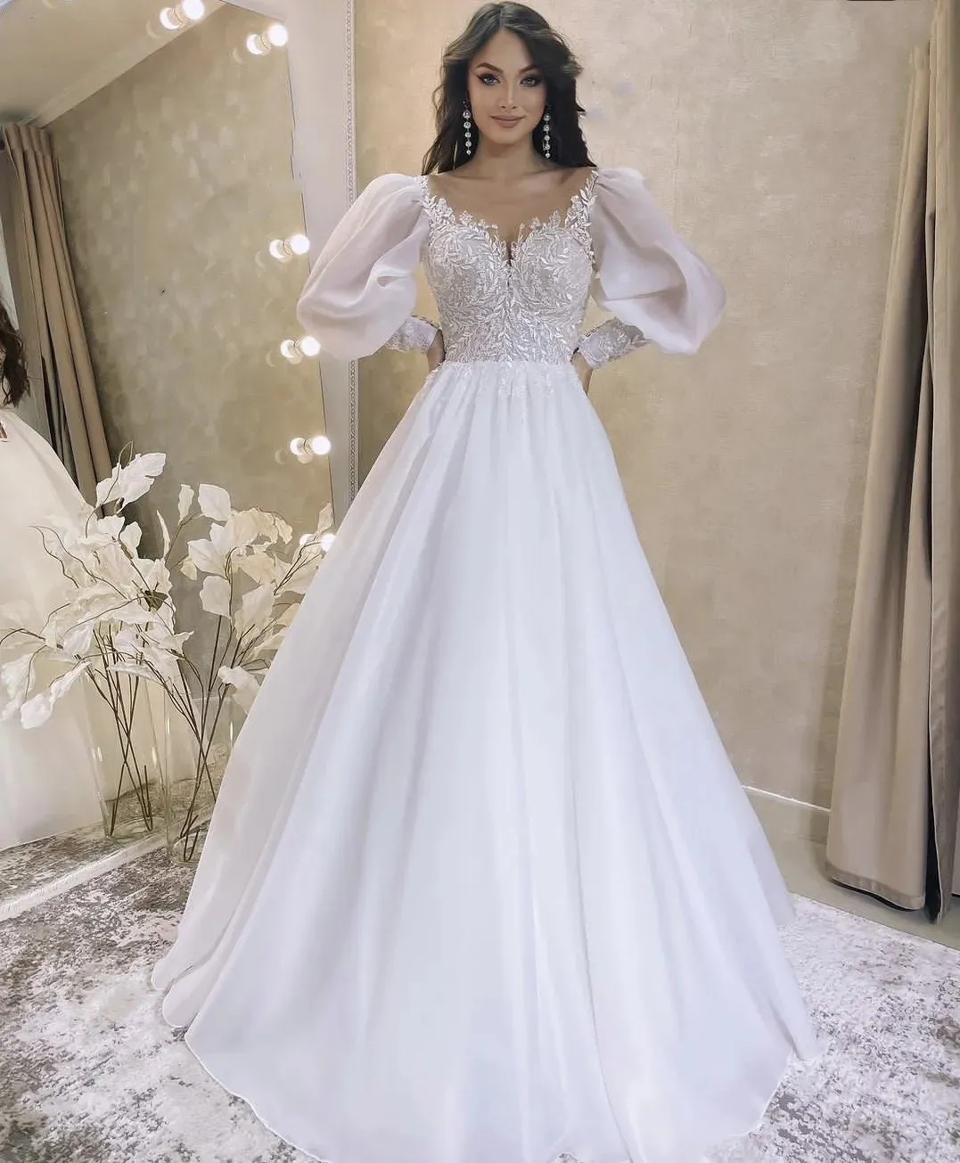 Puffärmelige Brautkleider in A-Linie, bodenlang, transparent, Rundhalsausschnitt, Spitzenapplikationen, elegante, schlichte weiße Brautkleider, verdeckte Knöpfe hinten 2024