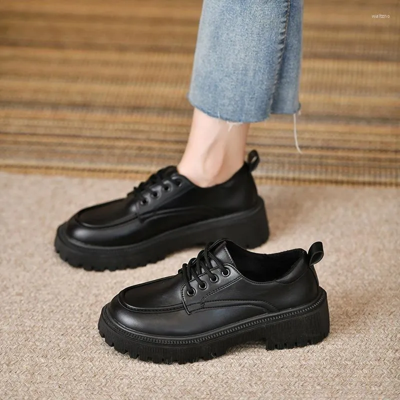 Sapatos de vestido pequeno couro preto 2024 moda cor pura luz boca vintage grosso sola para mulheres dedo do pé quadrado