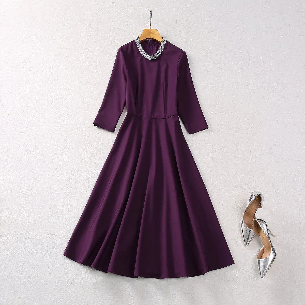 ヨーロッパとアメリカの女性服2024春春の新しいクォータースリーブ丸い首の紫色のファッションプリーツドレスxxl