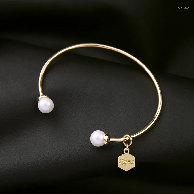 Bracciale Kissme Elegante apertura perla imitazione per donna Colore oro Ottone Marchio Charms Braccialetti a polsino Commercio all'ingrosso di gioielli di moda