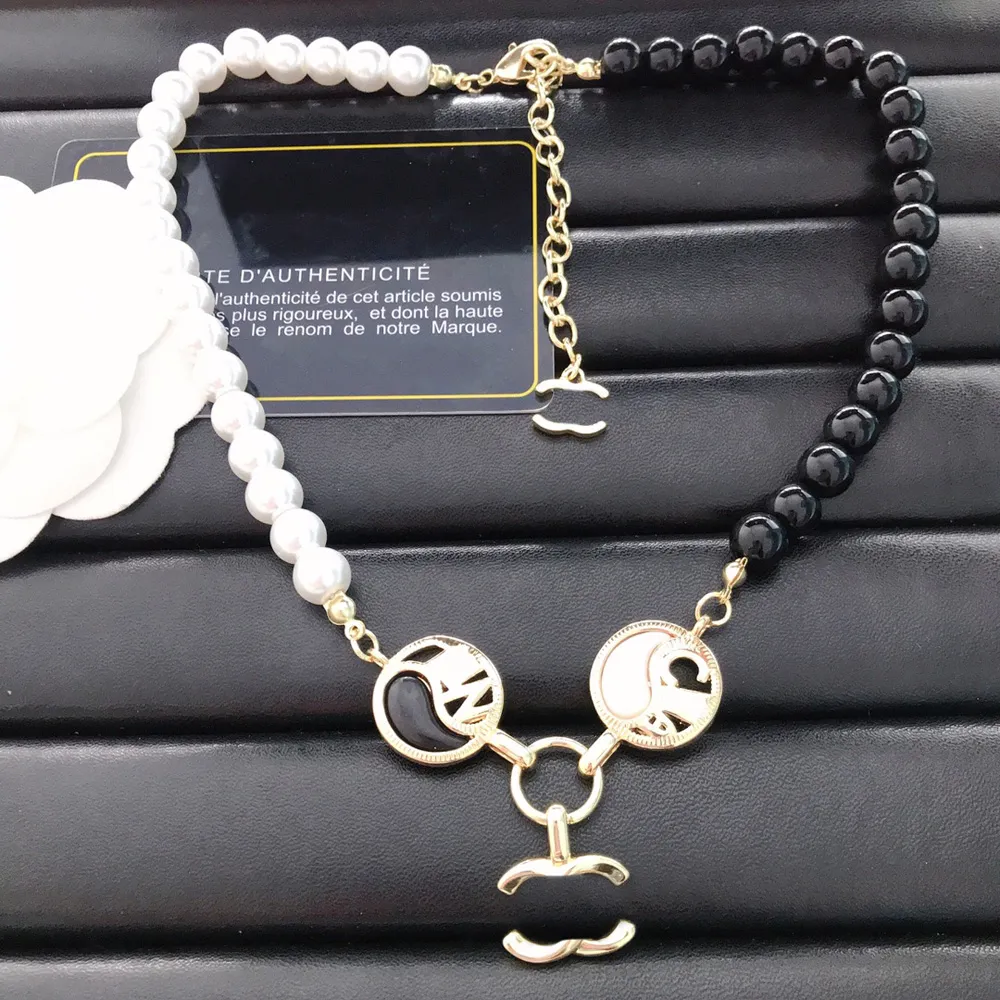 Collana di gioielli da donna di design da uomo Collana di diamanti con lettera di marca Girocollo Catene di perle Regali per feste di nozze Collana in acciaio inossidabile titanio placcato oro 18 carati