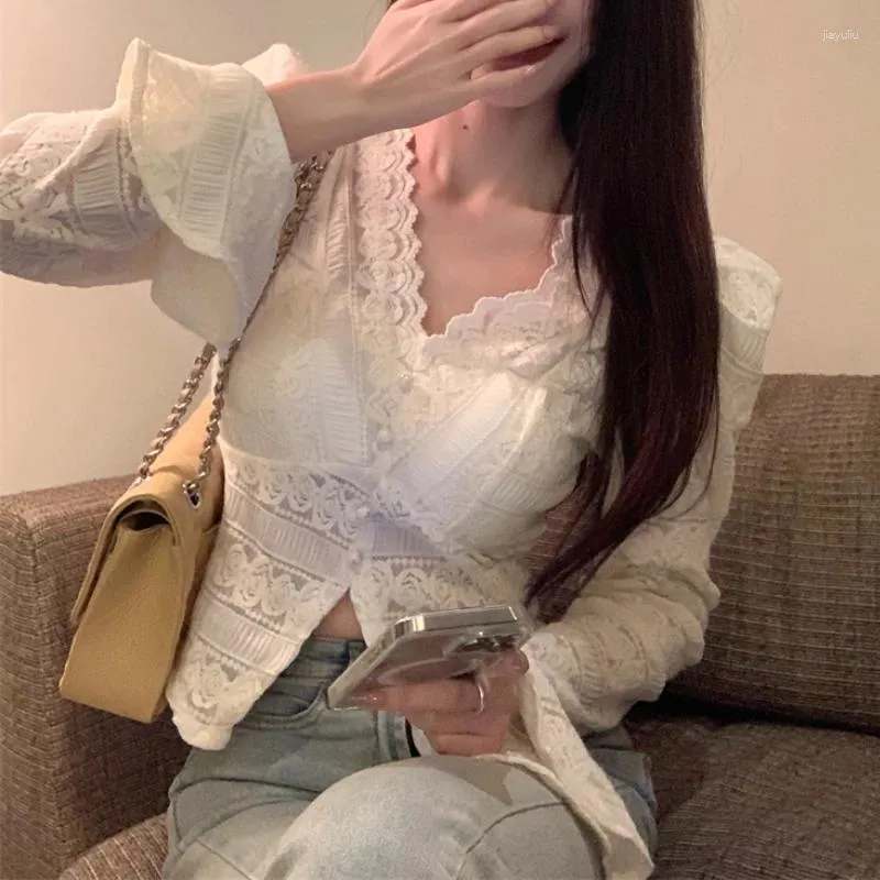 T-shirt da donna con scollo a V Hollow See-through sexy sottile camicia a maniche lunghe da donna 2024 primavera coreana tinta unita tutti i fiammiferi pizzo Crop Top