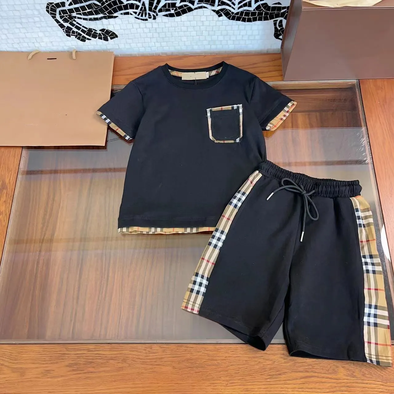 2024 летние комплекты дизайнерской одежды для мальчиков, детская клетчатая футболка с короткими рукавами, шорты, 2 предмета, детская повседневная спортивная одежда S1200
