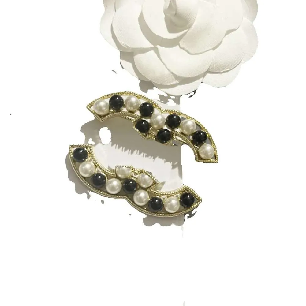 T Kvinnor märke Pearl Gold Stamp Badge Brosch Designer Jewelry Gift Flip Collar Unisex Versatile Dress Pins Vintage Black Brosches With Box GG GG